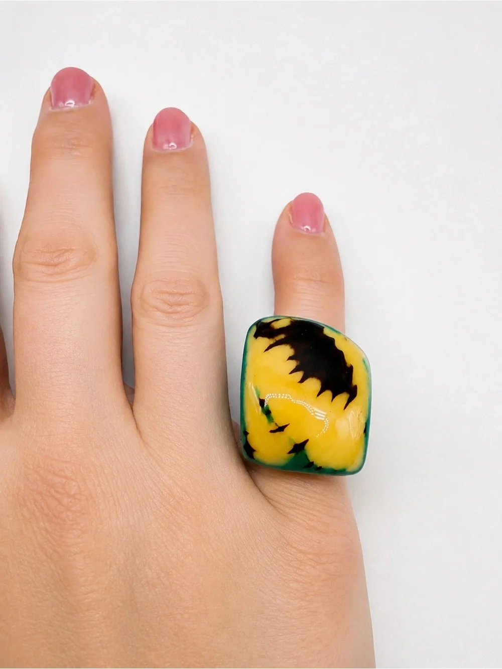 Vtg Chunky Ring Abstract Resin 6.5 Teal Yellow Black Flame Feather Marbled 1970s